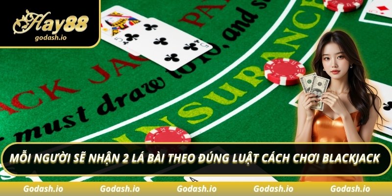 Mỗi người sẽ nhận 2 lá bài theo đúng luật cách chơi Blackjack